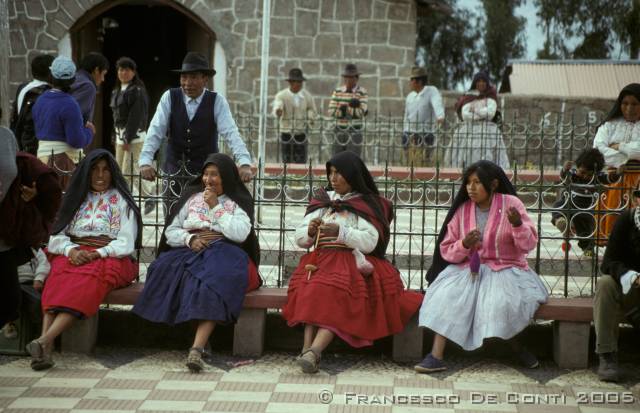 c_img140 La piazza di Amantani - Lago Titicaca<br>Bolivia - 1998