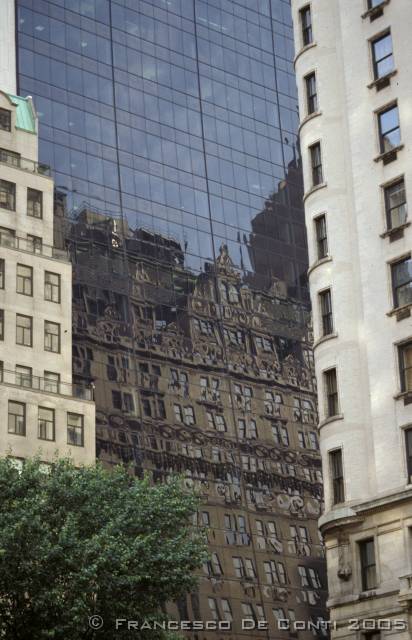 d_img174 Il vecchio riflesso nel nuovo - New York<br>U.S.A. - 2000