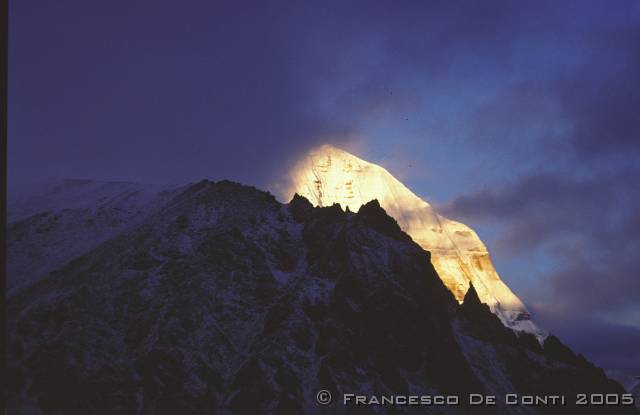 b_img121 Alba sul Kailash<br>Tibet - 2000