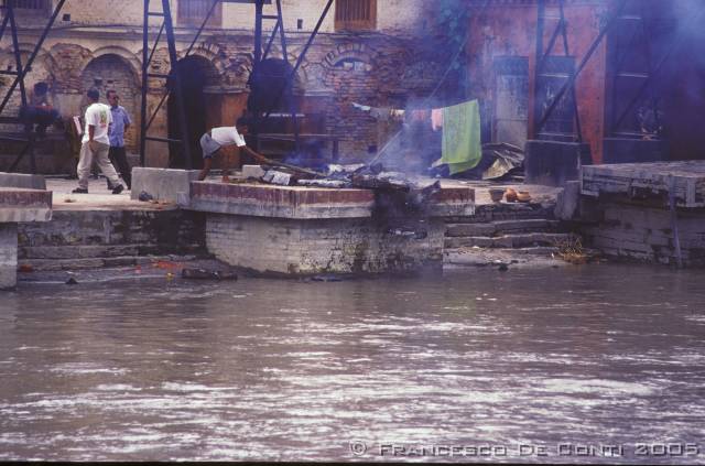 b_img015 Fine di una cremazione - Pashupatinath<br>Nepal - 2000