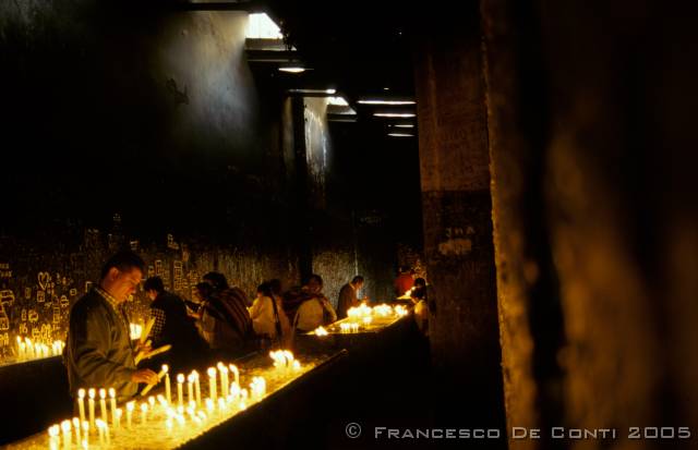 c_img163 Sala delle candele - Cattedrale di Copacabana<br>Bolivia - 1998