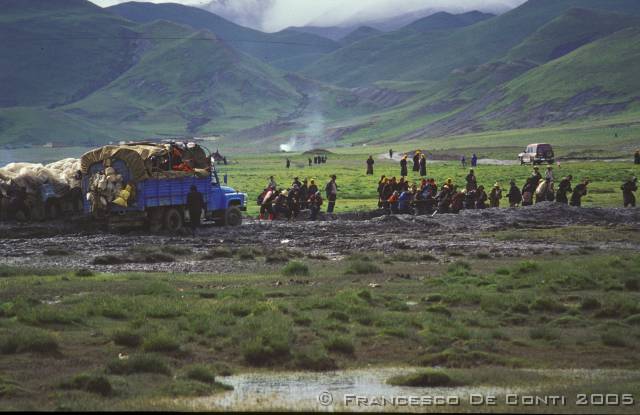 b_img070 Camion impantanato rimorchiato da un intero villaggio - Verso il Kailash<br>Tibet - 2000