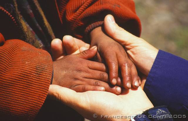 b_img080 Piccole mani<br>Tibet - 2000