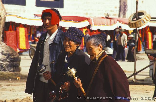 b_img260 Jokhang kora - Lhasa<br>Tibet - 2000